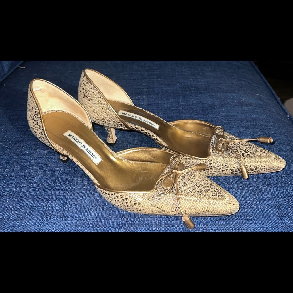Manolo Blahnik Gold Textured Pointed Toe Kitten Heels